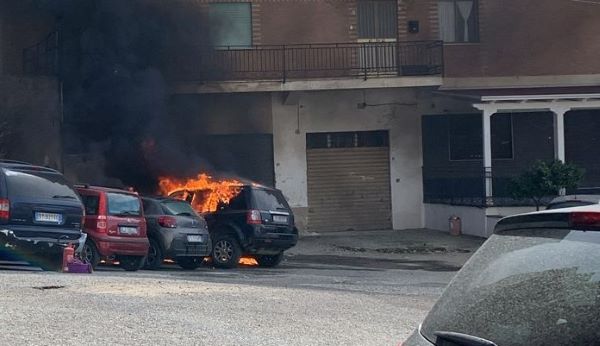 Corigliano-Rossano: l’auto di un imprenditore va a fuoco in pieno giorno